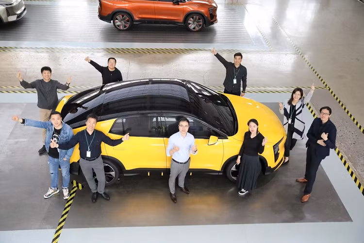 Với kích thước chất xe thể thao, vòm bánh xe cơ bắp, và phần đầu – đuôi ngắn, mẫu xe sản xuất vẫn giữ lại nhiều yếu tố từ bản concept, và điều đó có thể coi là một điểm tích cực đáng khen. So với Aiways U5, U6 dài hơn khoảng 61 mm, trong khi phần nóc dốc nhẹ có kính màu chống nắng. Kích thước cụ thể của U6 là dài 4.805 mm, rộng 1.880 mm, cao 1.641 mm, và trục cơ sở 2.800 mm.