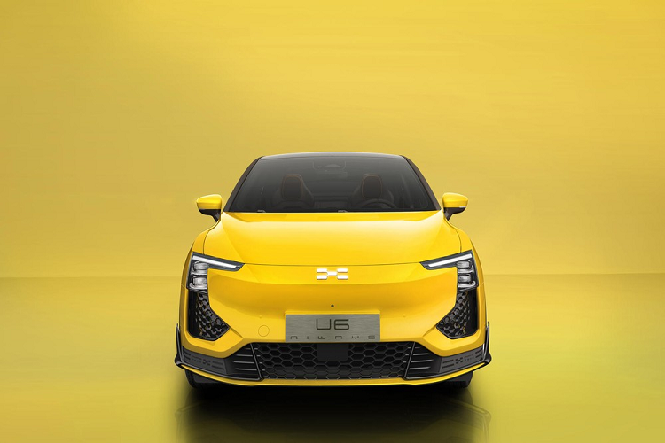 Nhờ thiết kế chú trọng khí động học, U6 có hệ số cản ấn tượng 0,26, thấp hơn U5 là 0,29. Con số này cũng đặt nó gần ngang bằng với Mercedes EQS, có hệ số cản 0,20 - thấp nhất trong mọi mẫu xe điện sản xuất hiện tại. Phía đuôi của U6 có một dải đèn LED chạy dọc toàn bộ chiều rộng và kết nối hai cụm đèn hậu, một kiểu thiết kế thường thấy trên xe SUV ngày nay. Một yếu tố ngoại thất đáng lưu ý khác là U6 trang bị bộ la-zăng nhôm trọng lượng nhẹ cỡ 20 inch.