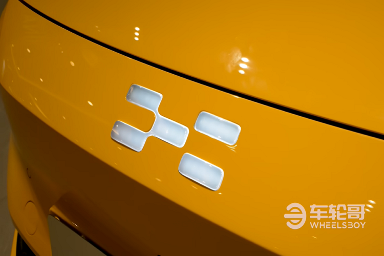 Bên trong, nội thất xe lắp đặt ghế ngồi thể thao kiểu “wingback” với tựa đầu tích hợp loa âm thanh, và vô lăng tích hợp các nút bấm lấy cảm hứng từ tay cầm chơi game và thiết kế 5 chấu kép mô phỏng xe đua Formula E.