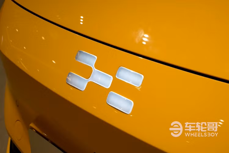 Bên trong, nội thất xe lắp đặt ghế ngồi thể thao kiểu “wingback” với tựa đầu tích hợp loa âm thanh, và vô lăng tích hợp các nút bấm lấy cảm hứng từ tay cầm chơi game và thiết kế 5 chấu kép mô phỏng xe đua Formula E.