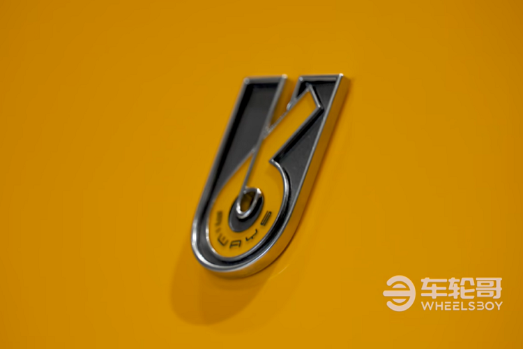 Trên mặt táp lô, Aiways U6 thể hiện chất công nghệ cao với màn hình trung tâm không khung cỡ 14,6 inch và màn hình thứ hai cỡ 8,2 inch. Đối với tính an toàn, cấu trúc bộ pin "bánh sandwich" độc đáo của mẫu SUV điện này được thiết kế để ngăn chất làm mát xâm nhập vào mô-đun pin khi va chạm, qua đó giảm nguy cơ cháy nổ.