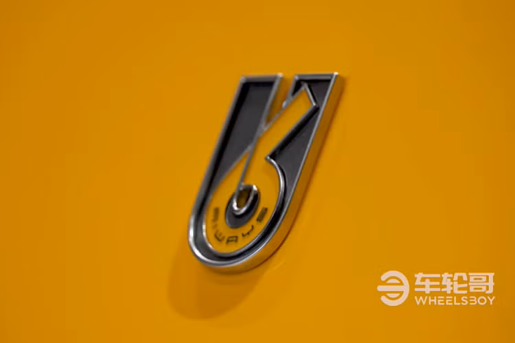 Trên mặt táp lô, Aiways U6 thể hiện chất công nghệ cao với màn hình trung tâm không khung cỡ 14,6 inch và màn hình thứ hai cỡ 8,2 inch. Đối với tính an toàn, cấu trúc bộ pin "bánh sandwich" độc đáo của mẫu SUV điện này được thiết kế để ngăn chất làm mát xâm nhập vào mô-đun pin khi va chạm, qua đó giảm nguy cơ cháy nổ.