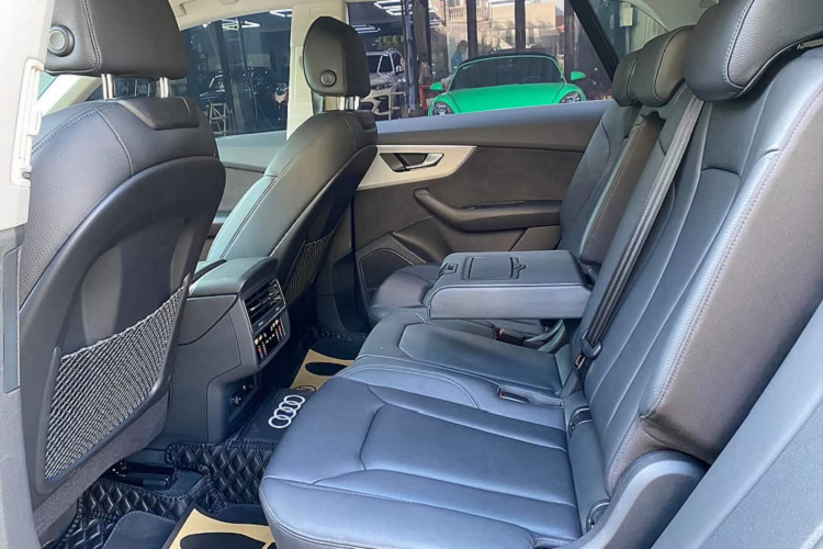Hơn nữa, dòng Audi Q8 này cũng chia sẻ chung khung gầm với những “người anh em” khác thuộc tập đoàn Volkswagen như Lamborghini Urus và Porsche Cayenne. Nội thất Audi Q8 mang thiết kế hiện đại, ngập tràn màn hình. Xe sử dụng màn hình hỗ trợ lái kỹ thuật số kích thước 12.3 inch, kết hợp với màn hình giải trí trung tâm và màn hình phía dưới kích thước 10.1 inch.