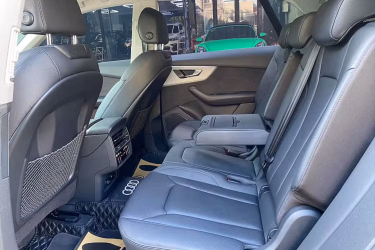 Hơn nữa, dòng Audi Q8 này cũng chia sẻ chung khung gầm với những “người anh em” khác thuộc tập đoàn Volkswagen như Lamborghini Urus và Porsche Cayenne. Nội thất Audi Q8 mang thiết kế hiện đại, ngập tràn màn hình. Xe sử dụng màn hình hỗ trợ lái kỹ thuật số kích thước 12.3 inch, kết hợp với màn hình giải trí trung tâm và màn hình phía dưới kích thước 10.1 inch.