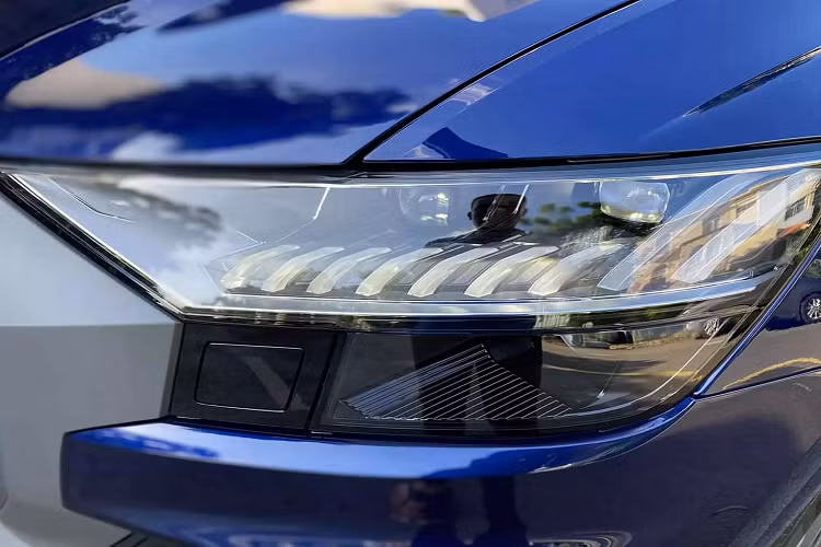 Trên thị trường, Audi Q8 là mẫu SUV hạng sang hàng đầu của Audi. Mẫu xe này là đối trọng của các mẫu xe “đồng hương” như Porsche Cayenne Coupe, BMW X6 hay Mercedes-Benz GLE Coupe.