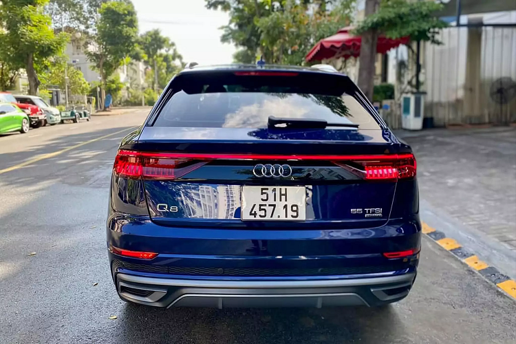 Giá xe Audi Q8 2021 "chạy lướt" trong bài viết này là hơn 4,5 tỷ đồng, đây này là một lựa chọn lý tưởng dành cho “nhà giàu” Việt yêu thích xe crossover hạng sang. Đề cao khả năng vận hành, ngoại thất đẹp mắt và nhiều công nghệ hiện đại. Nhìn chung, mẫu xe này sẽ phù hợp hơn với các bạn trẻ hay chị em sành điệu.