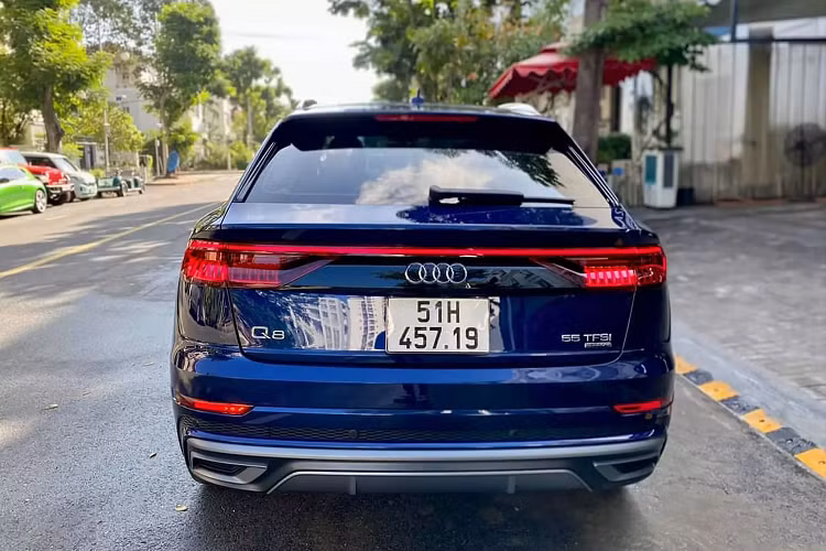 Giá xe Audi Q8 2021 "chạy lướt" trong bài viết này là hơn 4,5 tỷ đồng, đây này là một lựa chọn lý tưởng dành cho “nhà giàu” Việt yêu thích xe crossover hạng sang. Đề cao khả năng vận hành, ngoại thất đẹp mắt và nhiều công nghệ hiện đại. Nhìn chung, mẫu xe này sẽ phù hợp hơn với các bạn trẻ hay chị em sành điệu.