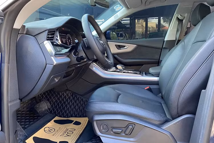 Audi Q8 55 TFSI sử dụng động cơ xăng V6 dung tích 3.0L tăng áp, TFSI, tích hợp hệ truyền động mild hybrid (MHEV) sử dụng một bộ máy phát khởi động (BAS) công suất 48V kết hợp cùng bộ pin lithium-ion giúp tích trữ năng lượng.