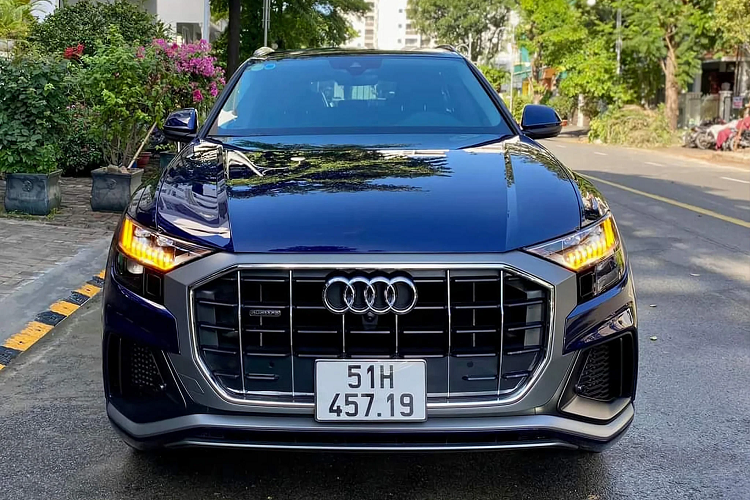 Theo thông tin rao bán, chiếc Audi Q8 55 TFSI chạy lướt khoảng 2.500km đang được chào bán với giá “thách cưới” 4,6 tỷ đồng. Theo tìm hiểu, Audi Q8 có giá lăn bánh tạm tính rơi vào khoảng 5 tỷ đồng tại TP.HCM. Chính vì thế, chiếc Q8 chạy “lướt” này vẫn là một chiếc xe có mức giá “hời” dành cho những người có ý định mua Q8 55 TFSI mới tiết kiệm được một khoản chi phí lớn.