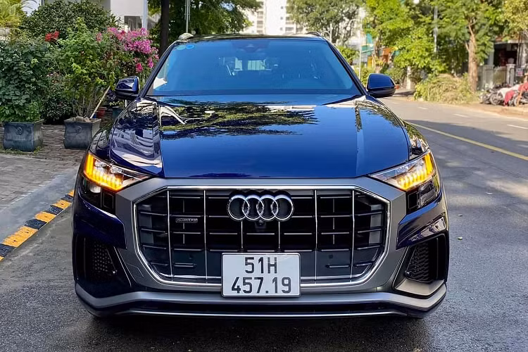 Theo thông tin rao bán, chiếc Audi Q8 55 TFSI chạy lướt khoảng 2.500km đang được chào bán với giá “thách cưới” 4,6 tỷ đồng. Theo tìm hiểu, Audi Q8 có giá lăn bánh tạm tính rơi vào khoảng 5 tỷ đồng tại TP.HCM. Chính vì thế, chiếc Q8 chạy “lướt” này vẫn là một chiếc xe có mức giá “hời” dành cho những người có ý định mua Q8 55 TFSI mới tiết kiệm được một khoản chi phí lớn.