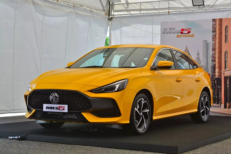 Trang bị hộp số là loại vô cấp CVT giả lập 8 cấp số, đi kèm hệ dẫn động cầu trước. Ngoài ra, các trang bị an toàn của xe cũng tương đối đầy đủ so với tầm tiền.