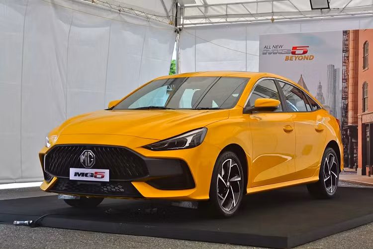 Trang bị hộp số là loại vô cấp CVT giả lập 8 cấp số, đi kèm hệ dẫn động cầu trước. Ngoài ra, các trang bị an toàn của xe cũng tương đối đầy đủ so với tầm tiền.