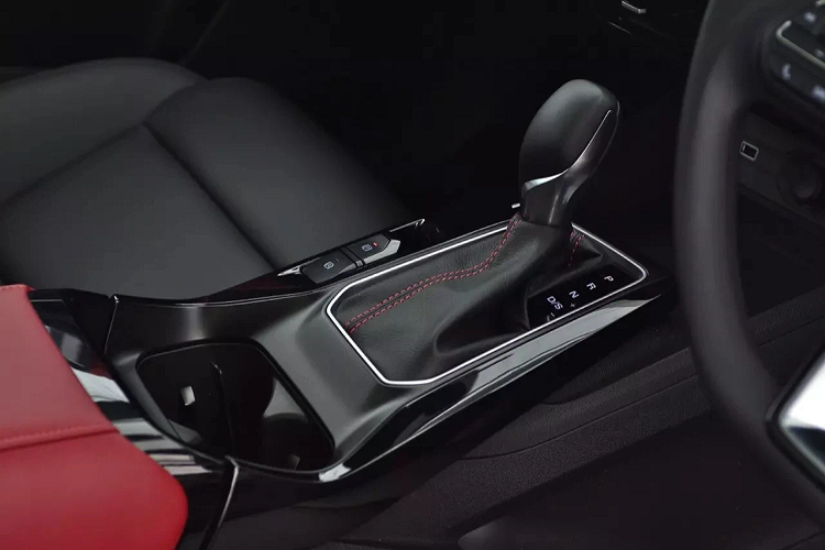 Khi về nước ta nếu được chốt giá trong khoảng 500 triệu đồng, MG5 2021 sẽ có lợi thế cạnh tranh rất lớn bởi Kia K3 hiện đang là sản phẩm có giá bán thấp nhất phân khúc sedan hạng C (559 – 659 triệu đồng), thậm chí là chen một chân xuống "chiến trường" của những mẫu xe hạng B như Toyota Vios (478 - 630 triệu đồng) hay Honda City (529 - 599 triệu đồng).