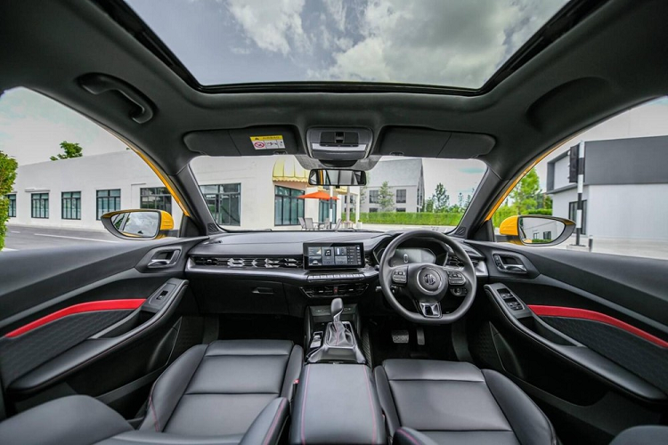 Song song với việc hé lộ thời điểm ra mắt, giới đại lý cũng cho hay giá dự kiến của MG5 2021 sẽ vào khoảng 500 triệu đồng dù vẫn chưa rõ sẽ có bao nhiêu phiên bản được phân phối tại Việt Nam. Trước đó vào cuối tháng 7, MG5 2021 ra mắt Thái Lan với 3 phiên bản cùng giá bán quy đổi dao động từ 419 – 481 triệu đồng.