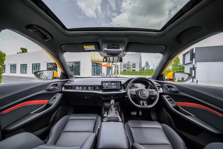 Song song với việc hé lộ thời điểm ra mắt, giới đại lý cũng cho hay giá dự kiến của MG5 2021 sẽ vào khoảng 500 triệu đồng dù vẫn chưa rõ sẽ có bao nhiêu phiên bản được phân phối tại Việt Nam. Trước đó vào cuối tháng 7, MG5 2021 ra mắt Thái Lan với 3 phiên bản cùng giá bán quy đổi dao động từ 419 – 481 triệu đồng.