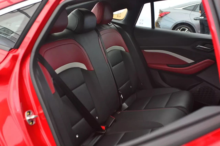 Sở hữu giá bán rẻ nhưng thiết kế của MG5 lại khá sang trọng với đèn pha LED sắc sảo vuốt về phía sau, lưới tản nhiệt cỡ lớn sơn đen với các thanh nan đan lưới bên trong, đặt ngay trên 2 hốc gió hình thang. Bên cạnh đó, xe còn có đèn LED định vị ban ngày hình chữ “L”, mâm hợp kim 17 inch. Ở phía sau, cụm đèn hậu LED có giao diện tạo hình 3 móng vuốt bên trong, phía bên dưới là hệ thống ống xả kép với chụp mạ crôm.