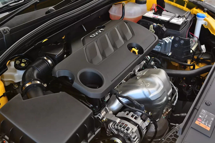 Bước vào bên trong, nội thất của MG5 2021 giá rẻ đem lại cảm giác tối giản với các thiết kế tập trung về phía người lái. Các trang bị được kỳ vọng sẽ xuất hiện khi xe về Việt Nam gồm có bảng đồng hồ kỹ thuật số 7 inch sau vô lăng, màn hình giải trí 10 inch có kết nối Apple CarPlay/Android Auto, ghế lái chỉnh điện, cửa sổ trời, phanh điện tử tích hợp giữ phanh tự động, điều hòa tự động và hệ thống lọc bụi mịn PM2.5.