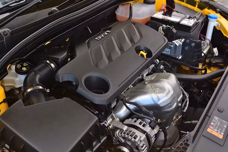 Bước vào bên trong, nội thất của MG5 2021 giá rẻ đem lại cảm giác tối giản với các thiết kế tập trung về phía người lái. Các trang bị được kỳ vọng sẽ xuất hiện khi xe về Việt Nam gồm có bảng đồng hồ kỹ thuật số 7 inch sau vô lăng, màn hình giải trí 10 inch có kết nối Apple CarPlay/Android Auto, ghế lái chỉnh điện, cửa sổ trời, phanh điện tử tích hợp giữ phanh tự động, điều hòa tự động và hệ thống lọc bụi mịn PM2.5.