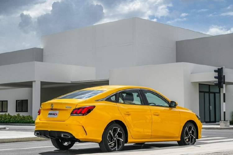 Cụ thể, MG5 2021 bán ra tại xứ sở chùa vàng có phanh chống bó cứng ABS, phân bổ lực phanh điện tử EBD, cân bằng điện tử, hệ thống kiểm soát lực kéo, kiểm soát phanh khi ôm cua, hỗ trợ khởi hành ngang dốc, kiểm soát hành trình, cảnh báo chuyển làn đường, cảnh báo điểm mù, cảnh báo điểm mù khi lùi, cảnh báo va chạm phía sau, 6 túi khí và camera 360 độ.