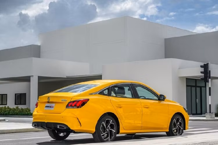 Cụ thể, MG5 2021 bán ra tại xứ sở chùa vàng có phanh chống bó cứng ABS, phân bổ lực phanh điện tử EBD, cân bằng điện tử, hệ thống kiểm soát lực kéo, kiểm soát phanh khi ôm cua, hỗ trợ khởi hành ngang dốc, kiểm soát hành trình, cảnh báo chuyển làn đường, cảnh báo điểm mù, cảnh báo điểm mù khi lùi, cảnh báo va chạm phía sau, 6 túi khí và camera 360 độ.