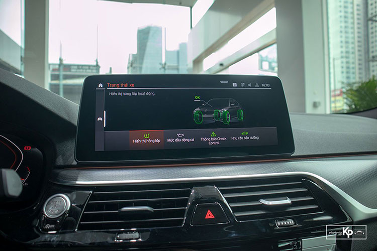 Trong đó, nổi bật 2 màn hình giải trí 12,3 inch, 1 màn hình phục vụ nhu cầu giải trí, màn hình còn lại hiển thị thông tin vận hành. Khác biệt tiếp theo mà khách hàng có thể nhận ra đến từ vô-lăng M-Sport đặc trưng mà BMW áp dụng cho biến thể cao cấp nhất dòng 5-Series.