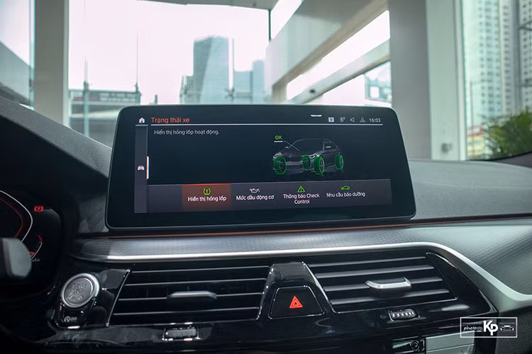 Trong đó, nổi bật 2 màn hình giải trí 12,3 inch, 1 màn hình phục vụ nhu cầu giải trí, màn hình còn lại hiển thị thông tin vận hành. Khác biệt tiếp theo mà khách hàng có thể nhận ra đến từ vô-lăng M-Sport đặc trưng mà BMW áp dụng cho biến thể cao cấp nhất dòng 5-Series.