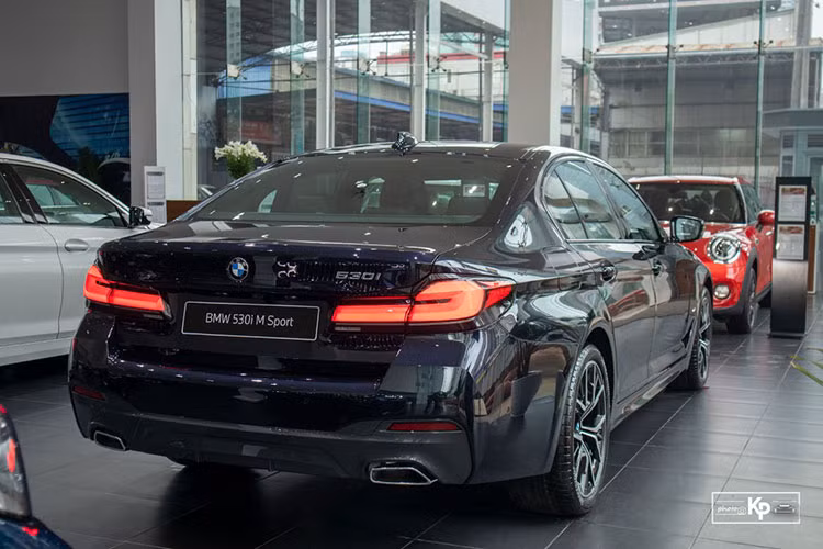 Ở thế hệ nâng cấp mới xuất hiện tại thị trường Việt Nam, giá xe BMW 5-Series 2021 đã tăng nhẹ dao động từ 2,499 - 3,289 tỷ đồng với 3 phiên bản, cụ thể như sau: Giá xe BMW 520i Luxury Line: 2,499 tỷ; BMW 520i M-Sport: 2,969 tỷ; BMW 530i M-Sport: 3,289 tỷ. 