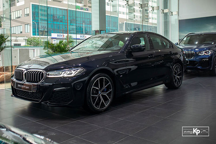 Khác biệt lớn nhất so với 2 bản 520i là BMW 530i M-Sport được trang bị động cơ mã B48, I-4 2.0L TwinPower Turbo được tăng công suất lên 252 mã lực và mô-men xoắn cực đại 350 Nm. Động cơ trên được ghép nối với hộp số tự động Steptronic 8 cấp và hệ dẫn động cầu sau (RWD).