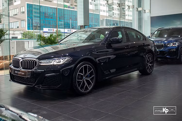 Khác biệt lớn nhất so với 2 bản 520i là BMW 530i M-Sport được trang bị động cơ mã B48, I-4 2.0L TwinPower Turbo được tăng công suất lên 252 mã lực và mô-men xoắn cực đại 350 Nm. Động cơ trên được ghép nối với hộp số tự động Steptronic 8 cấp và hệ dẫn động cầu sau (RWD).