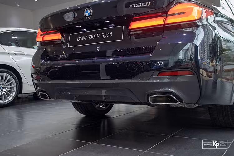 Thay đổi dễ nhận ra trên BMW 530i M-Sport 2021 đến từ mặt ca-lăng giờ đây đã được tăng kích thước lớn hơn đời cũ và sử dụng chất liệu crom sáng bóng với khả năng đóng/mở tùy tình trạng vận hành của động cơ. 