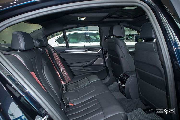 BMW 530i M-Sport 2021 được trang bị hàng loạt tính năng an toàn tiên tiến bao gồm: hệ thống hỗ trợ đỗ xe Parking Assistant, hệ thống cảnh báo áp suất lốp, hệ thống cảm biến trước/sau, hệ thống bảo vệ chủ động (5AL), đèn pha thích ứng, camera 360 độ, 6 túi khí an toàn, lốp xe Runflat... 