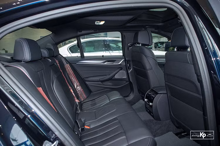 BMW 530i M-Sport 2021 được trang bị hàng loạt tính năng an toàn tiên tiến bao gồm: hệ thống hỗ trợ đỗ xe Parking Assistant, hệ thống cảnh báo áp suất lốp, hệ thống cảm biến trước/sau, hệ thống bảo vệ chủ động (5AL), đèn pha thích ứng, camera 360 độ, 6 túi khí an toàn, lốp xe Runflat... 