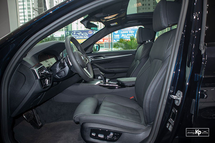 BMW 530i M-Sport 2021 sở hữu không gian ghế ngồi bọc da Dakota cao cấp cũng tính năng chỉnh điện đa hướng ghế trước, nhớ 2 vị trí ghế lái. Không gian rộng rãi phía sau là những gì mà những dòng xe cỡ trung đáp ứng nhu cầu khách hàng, cùng với đó là khả năng gập 40:20:40.