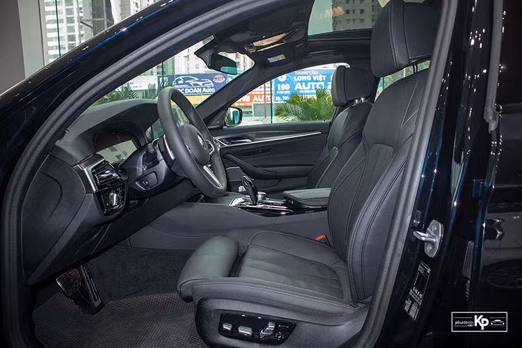 BMW 530i M-Sport 2021 sở hữu không gian ghế ngồi bọc da Dakota cao cấp cũng tính năng chỉnh điện đa hướng ghế trước, nhớ 2 vị trí ghế lái. Không gian rộng rãi phía sau là những gì mà những dòng xe cỡ trung đáp ứng nhu cầu khách hàng, cùng với đó là khả năng gập 40:20:40.