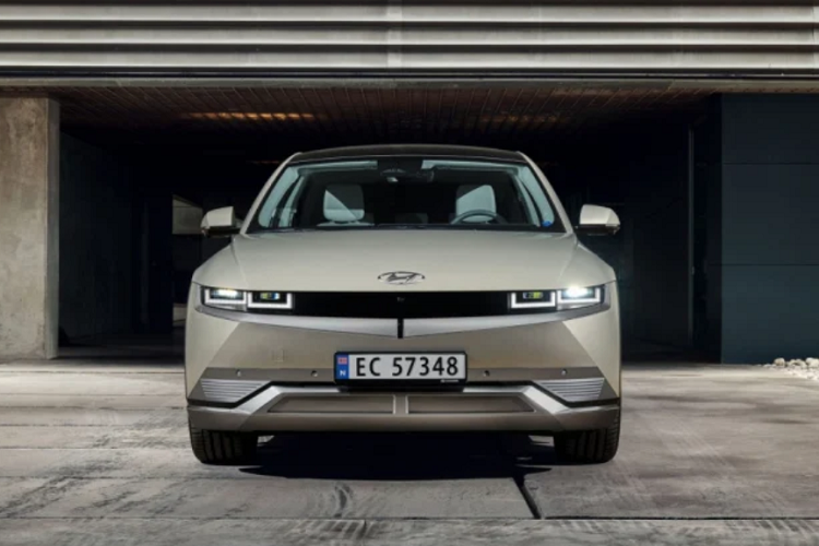 Hyundai Ioniq 5 2022 là chiếc Hyundai đầu tiên trang bị màn hình hiển thị kính lái thực tế tăng cường cùng chất liệu nội thất thân thiện với môi trường. Màn hình kép 12 inch tích hợp cả màn hình lái và màn hình giải trí tương thích Android Auto, Apple CarPlay và tính năng vach lộ trình di chuyển dựa trên trạng thái sạc hiện tại.