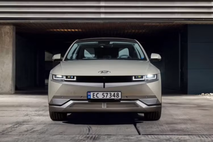 Hyundai Ioniq 5 2022 là chiếc Hyundai đầu tiên trang bị màn hình hiển thị kính lái thực tế tăng cường cùng chất liệu nội thất thân thiện với môi trường. Màn hình kép 12 inch tích hợp cả màn hình lái và màn hình giải trí tương thích Android Auto, Apple CarPlay và tính năng vach lộ trình di chuyển dựa trên trạng thái sạc hiện tại.