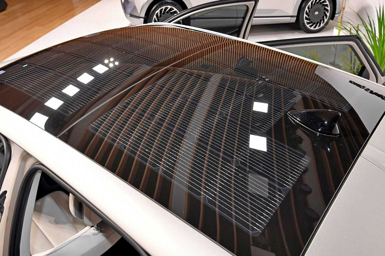 Ioniq 5 là mẫu xe điện đầu tiên ra mắt dưới thương hiệu Ioniq của Hyundai. Hyundai Ionig 5 trông khác biệt gần như hoàn toàn so với những mẫu xe Hàn trước đây. Đây cũng là mẫu xe điện đầu tiên của Hyundai ứng dụng nền tảng E-GMP mới - cũng là nền tảng của Kia EV6 mới ra mắt.