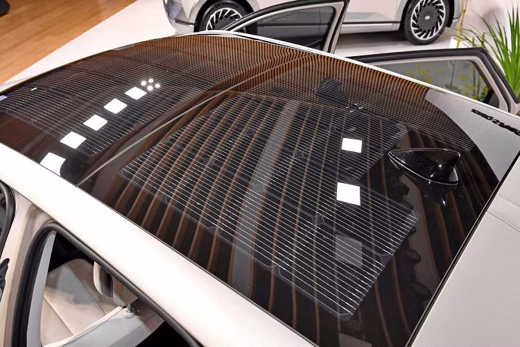 Ioniq 5 là mẫu xe điện đầu tiên ra mắt dưới thương hiệu Ioniq của Hyundai. Hyundai Ionig 5 trông khác biệt gần như hoàn toàn so với những mẫu xe Hàn trước đây. Đây cũng là mẫu xe điện đầu tiên của Hyundai ứng dụng nền tảng E-GMP mới - cũng là nền tảng của Kia EV6 mới ra mắt.