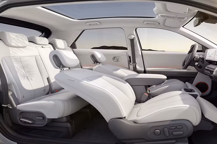 Giá của Hyundai Ioniq 5 được xem là khá cạnh tranh khi so sánh với Tesla Model 3, bắt đầu từ 59.900 đô la Úc (991 triệu đồng). Tất nhiên, Ioniq 5 không phải là đối thủ trực tiếp của Model 3, vì nó lớn hơn nhiều và nội thất cũng rộng hơn. Tuy nhiên, vì thị trường xe điện vẫn còn ít lựa chọn nên 2 mẫu xe này có thể đặt lên bàn cân khi khách hàng cân nhắc mua xe.