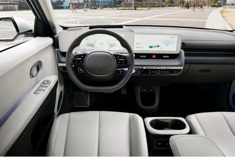 Trong đó, Hyundai Ioniq 5 2WD chạy điện có công suất 214 mã lực và mô-men xoắn 350 Nm, nhờ đó xe có thể tăng tốc từ 0-100 km/h trong 7,4 giây. Phiên bản này có tầm hoạt động 451 km. Ioniq 5 AWD có công suất 302 mã lực và mô-men xoắn 605 Nm, xe có thể tăng tốc từ 0-100 km/h trong 5,2 giây. Phiên bản này có tầm hoạt động 430 km.