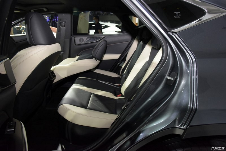 Thêm vào đó là vô lăng mới có thiết kế thanh mảnh, thể thao hơn và tích hợp nút cảm ứng kết hợp với màn hình hiển thị thông tin trên kính lái HUD của xe. Khi người lái chạm vào nút này, các thông tin hướng dẫn sẽ được hiển thị qua màn hình HUD 10 inch. Nếu người lái tắt màn hình HUD, những thông tin này sẽ được hiển thị qua màn hình 7 inch của bảng đồng hồ kỹ thuật số sau vô lăng.