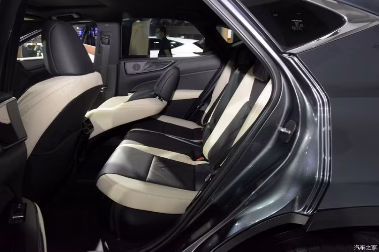 Thêm vào đó là vô lăng mới có thiết kế thanh mảnh, thể thao hơn và tích hợp nút cảm ứng kết hợp với màn hình hiển thị thông tin trên kính lái HUD của xe. Khi người lái chạm vào nút này, các thông tin hướng dẫn sẽ được hiển thị qua màn hình HUD 10 inch. Nếu người lái tắt màn hình HUD, những thông tin này sẽ được hiển thị qua màn hình 7 inch của bảng đồng hồ kỹ thuật số sau vô lăng.