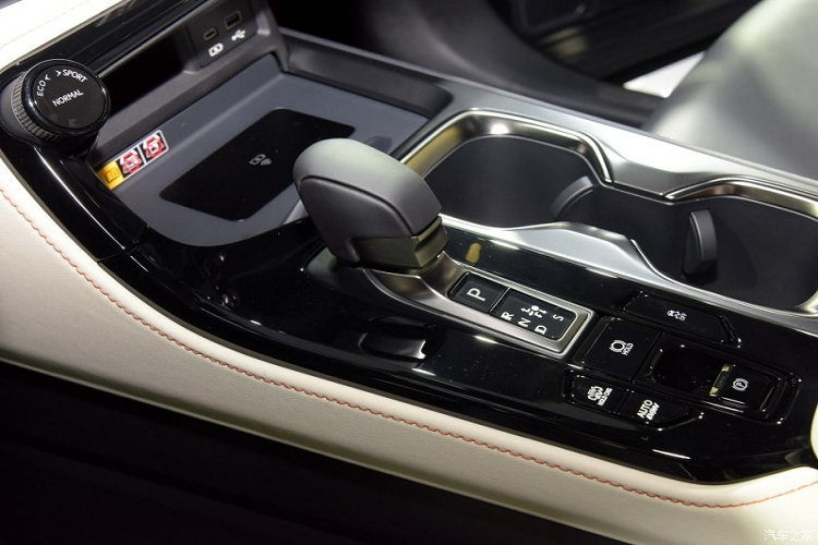 Bước vào bên trong Lexus NX 2022, người lái được chào đón bằng không gian nội thất thay đổi mạnh cả về thiết kế lẫn công nghệ so với thế hệ cũ. Cụ thể, xe được trang bị màn hình thông tin giải trí dạng cảm ứng cỡ lớn trên mặt táp-lô, hướng về phía người lái. Màn hình này có kích thước 9,8 inch tiêu chuẩn hoặc 14 inch ở bản cao cấp. Màn hình này được áp dụng công nghệ giảm lóa đồng thời giúp hãng Lexus loại bỏ bàn cảm ứng Remote Touch Controller trên cụm điều khiển trung tâm.