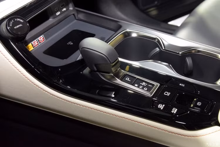 Bước vào bên trong Lexus NX 2022, người lái được chào đón bằng không gian nội thất thay đổi mạnh cả về thiết kế lẫn công nghệ so với thế hệ cũ. Cụ thể, xe được trang bị màn hình thông tin giải trí dạng cảm ứng cỡ lớn trên mặt táp-lô, hướng về phía người lái. Màn hình này có kích thước 9,8 inch tiêu chuẩn hoặc 14 inch ở bản cao cấp. Màn hình này được áp dụng công nghệ giảm lóa đồng thời giúp hãng Lexus loại bỏ bàn cảm ứng Remote Touch Controller trên cụm điều khiển trung tâm.