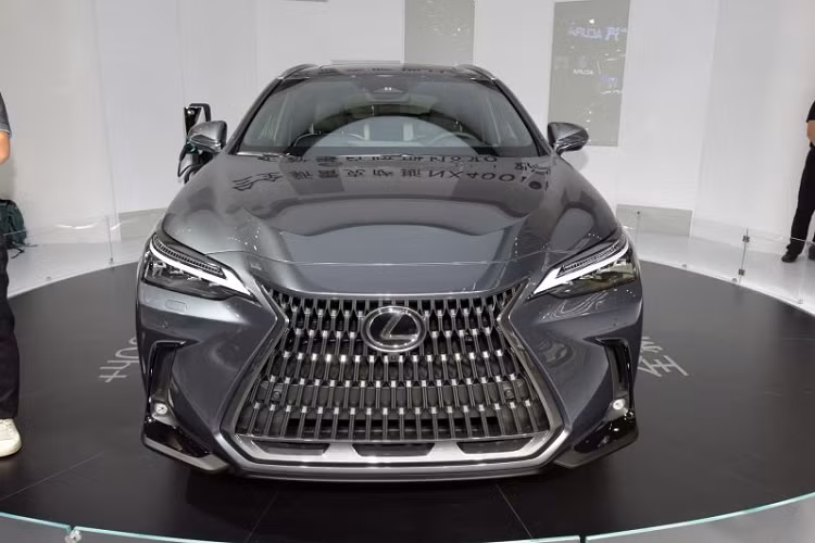 Ở thế hệ thứ hai, mẫu xe SUV hạng sang Lexus NX được phát triển dựa trên phiên bản GA-K của cơ sở gầm bệ Toyota New Global Architecture (TNGA) giống Toyota RAV4, Toyota Venza và Lexus ES. Nhờ đó, mẫu SUV hạng sang cỡ nhỏ này dài hơn 20 mm, rộng hơn 20 mm, cao hơn 5 mm và chiều dài cơ sở tăng 30 mm so với trước. Tuy tăng kích thước nhưng Lexus NX 2022 lại nhẹ hơn 91 kg.