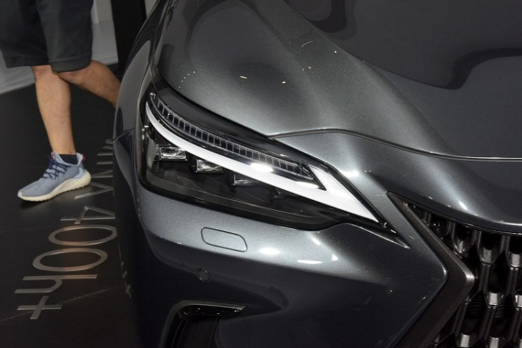 Không chỉ loại bỏ bàn cảm ứng Remote Touch Controller như đã nhắc kể trên, hãng Lexus còn thay đổi cả thiết kế của cụm điều khiển trung tâm trên NX 2022. Tại đây, chúng ta có thể thấy cần số mới, tính năng tự động giữ phanh tạm thời, phanh đỗ xe điện tử, 2 hộc đựng cốc và khay sạc điện thoại thông minh không dây.