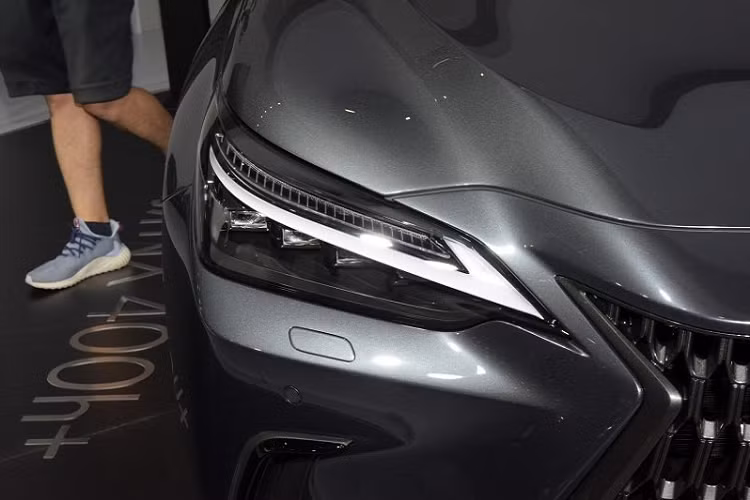 Không chỉ loại bỏ bàn cảm ứng Remote Touch Controller như đã nhắc kể trên, hãng Lexus còn thay đổi cả thiết kế của cụm điều khiển trung tâm trên NX 2022. Tại đây, chúng ta có thể thấy cần số mới, tính năng tự động giữ phanh tạm thời, phanh đỗ xe điện tử, 2 hộc đựng cốc và khay sạc điện thoại thông minh không dây.