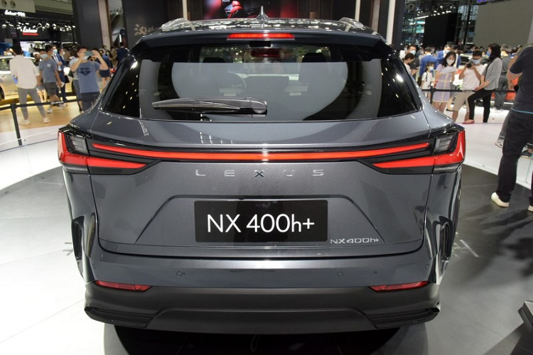 Cuối cùng là những trang bị an toàn nằm trong gói công nghệ Lexus Safety Sense Plus, bao gồm hệ thống ngăn va chạm sớm, cảnh báo phương tiện cắt ngang khi lùi, hệ thống kiểm soát hành trình thích ứng ở mọi tốc độ, cảnh báo chệch làn đường, hệ thống bám làn đường thông minh, hỗ trợ chuyển làn đường và nhận biết biển báo giao thông. Bên cạnh đó còn có hệ thống hỗ trợ đỗ xe từ xa và camera 360 độ. Đáng tiếc là giá xe Lexus NX 2022 vẫn chưa được công bố.