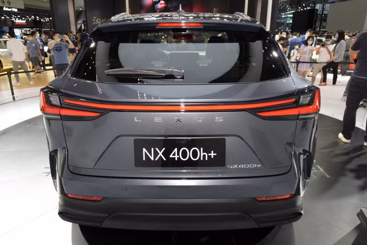 Cuối cùng là những trang bị an toàn nằm trong gói công nghệ Lexus Safety Sense Plus, bao gồm hệ thống ngăn va chạm sớm, cảnh báo phương tiện cắt ngang khi lùi, hệ thống kiểm soát hành trình thích ứng ở mọi tốc độ, cảnh báo chệch làn đường, hệ thống bám làn đường thông minh, hỗ trợ chuyển làn đường và nhận biết biển báo giao thông. Bên cạnh đó còn có hệ thống hỗ trợ đỗ xe từ xa và camera 360 độ. Đáng tiếc là giá xe Lexus NX 2022 vẫn chưa được công bố.