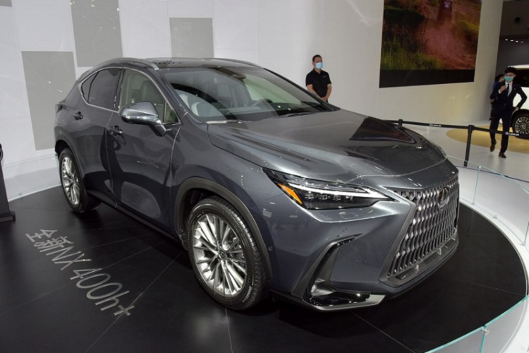 Vào hồi tháng 6 năm nay, Lexus NX thế hệ mới đã chính thức trình làng. Đến triển lãm Ô tô Quốc tế Quảng Đông - Hồng Kông - Macao 2021, hãng Lexus đã mang mẫu SUV hạng sang này đến trưng bày và giới thiệu với khách hàng Trung Quốc. Trong triển lãm này, hãng Lexus đã trưng bày 2 chiếc NX 2022. Một chiếc thuộc bản NX 400h+ và 1 chiếc thuộc bản NX 350h đi kèm gói phụ kiện thể thao F Sport.